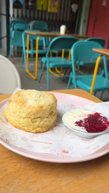 Biscuit con mermelada servido en un plato