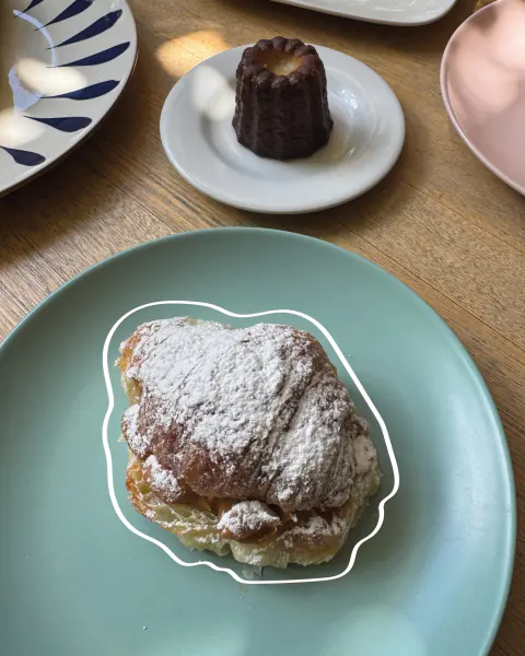 Croissant de almendras con azúcar en polvo