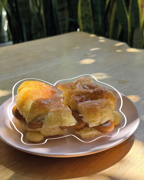 Croissant relleno servido en un plato