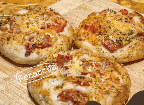Focaccias con tomate y queso