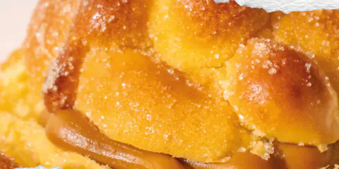 Pan de muerto relleno de arequipe
