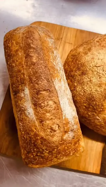Panes de masa madre con corteza dorada